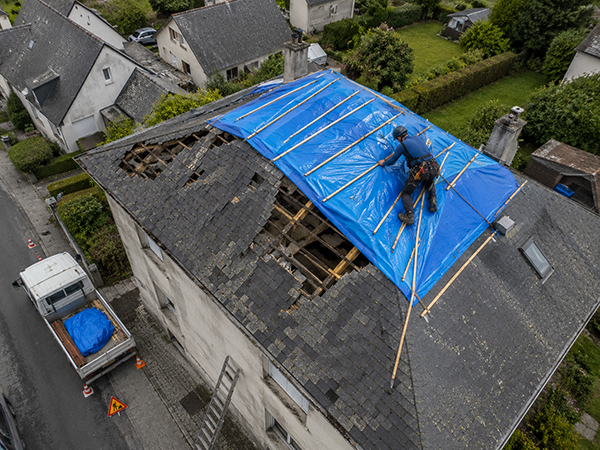 Protection bâche toiture arrachée après tempête à Normandie